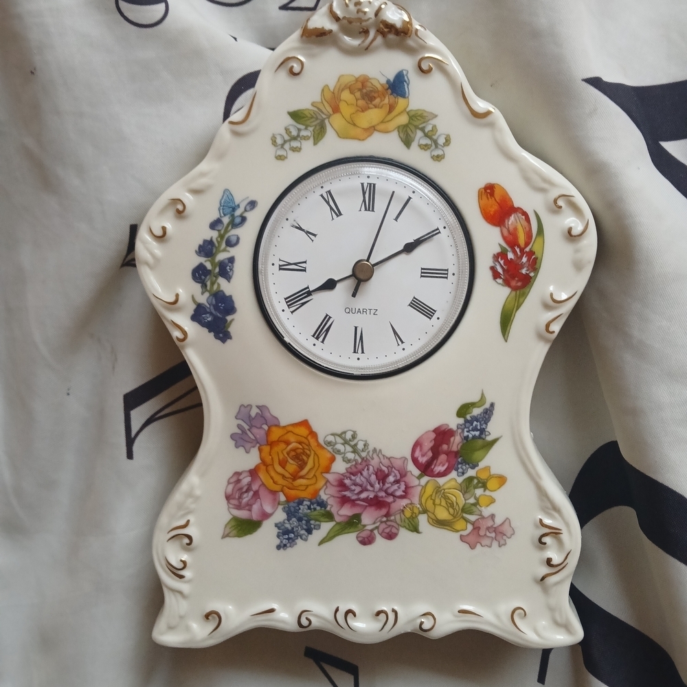 Floral Shelf Clock with Multicolor Design